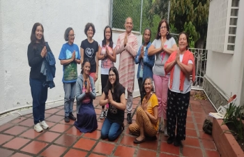 Las clases de sanscrito fueron organizadas por la Embajada. TIC Shri Alok Bharti dirigio las clases para los venezolanos interesados.